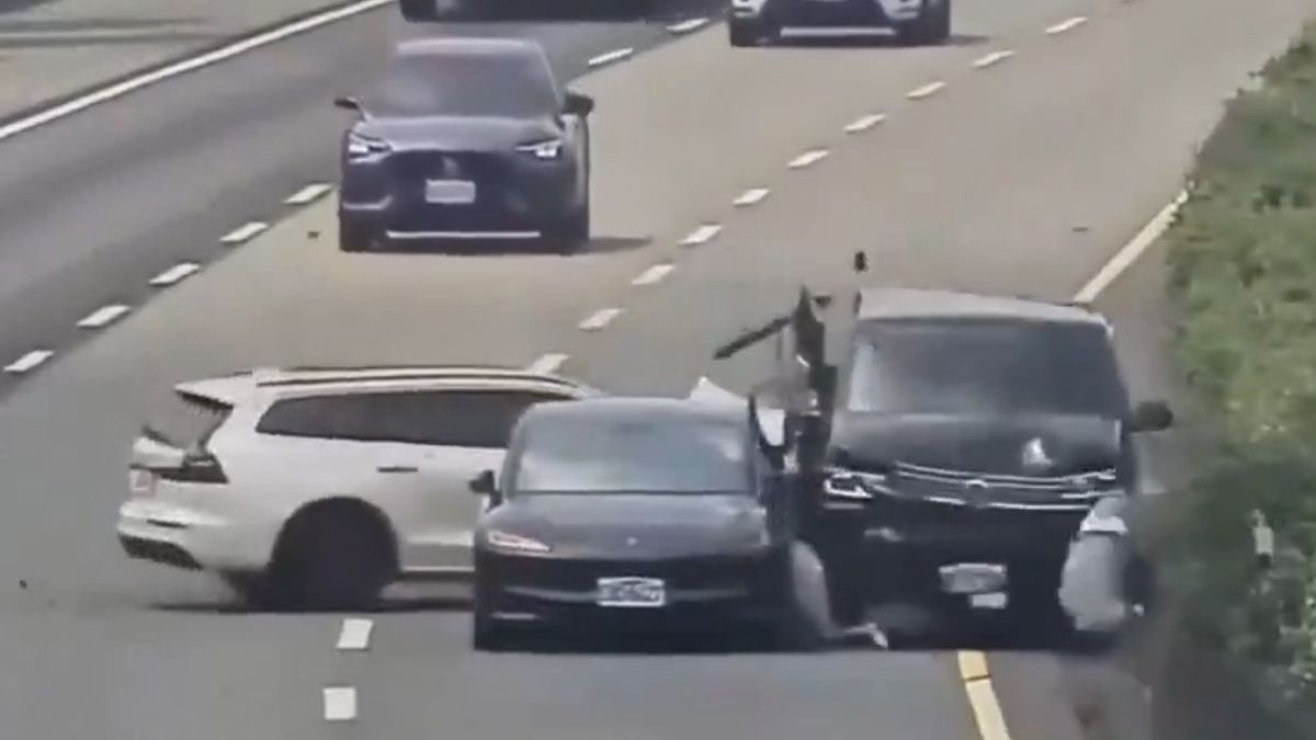 murieron tres personas en una autopista tras bajar de sus autos luego de un choque y quedó filmado el crudo momento