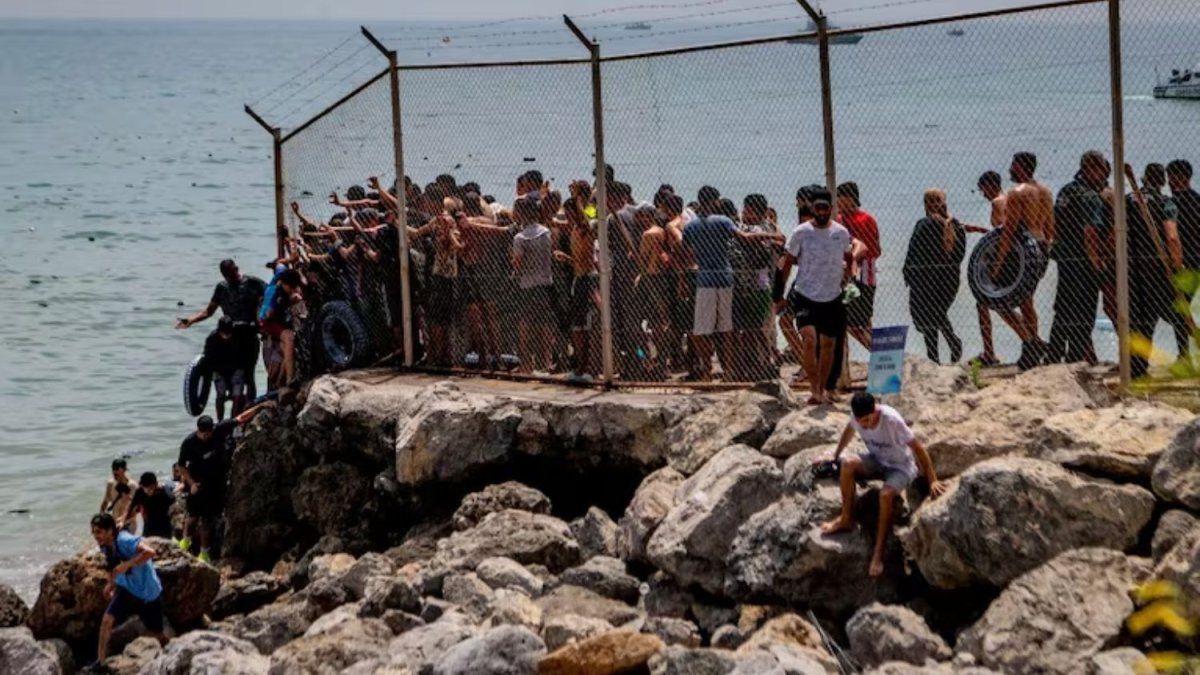 España acelera la identificación de los migrantes muertos en Ceuta mientras la cifra de víctimas asciende a 141