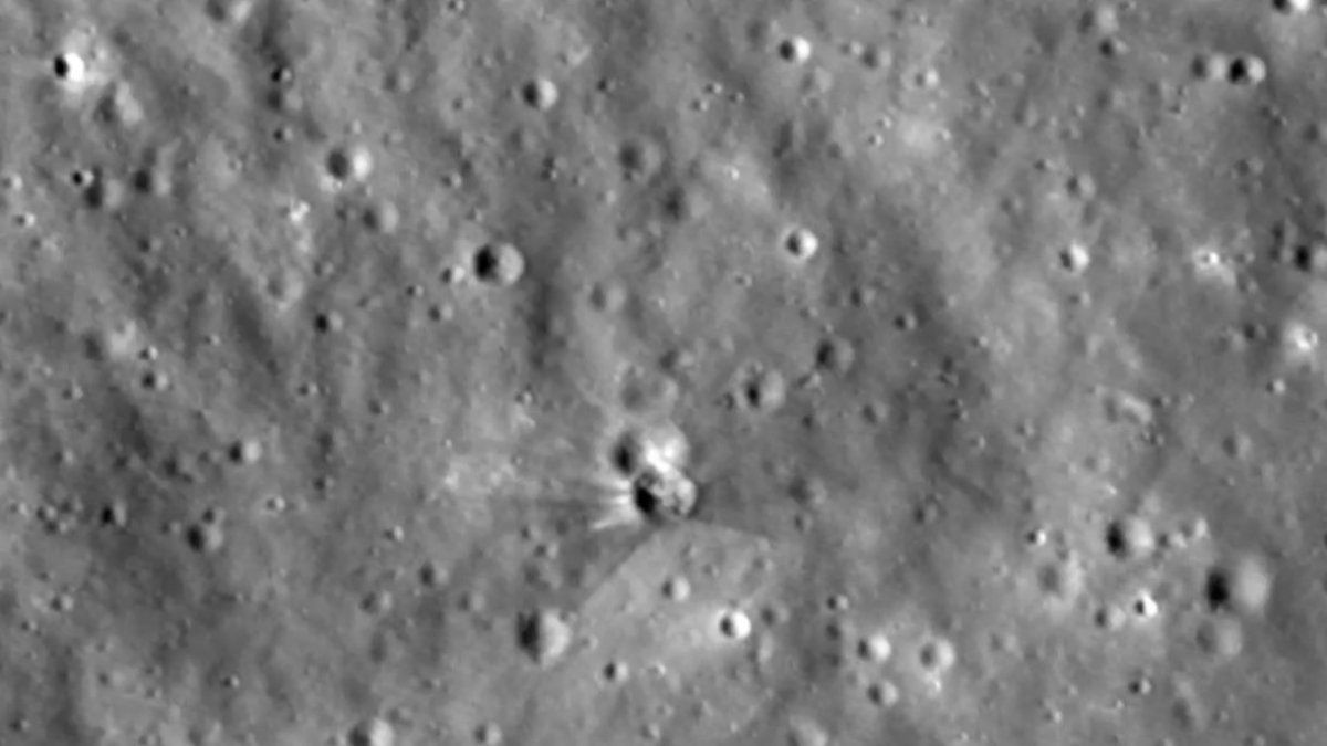 Imágenes de la NASA mostraron un cráter en la Luna causado por el choque de un cohete de SpaceX
