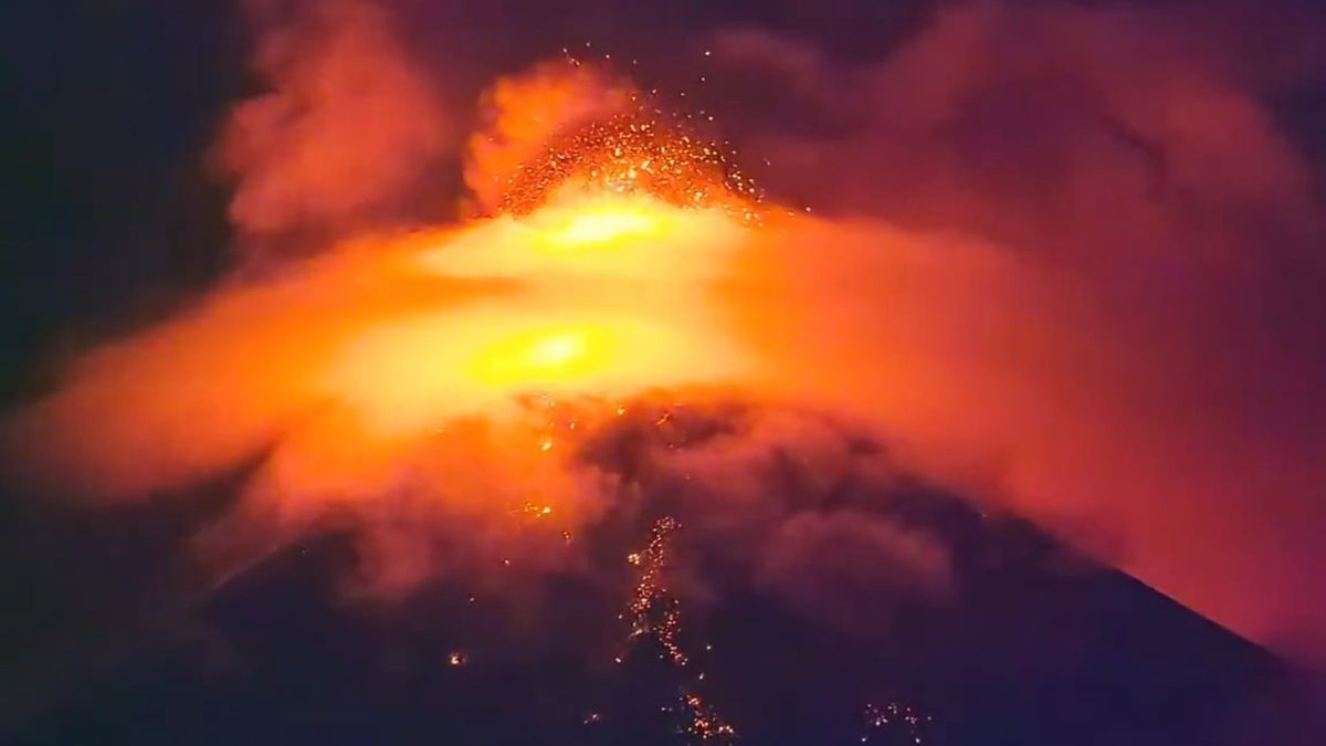 Guatemala activa alerta máxima preventiva por la erupción del volcán de Fuego y evacúa zonas cercanas