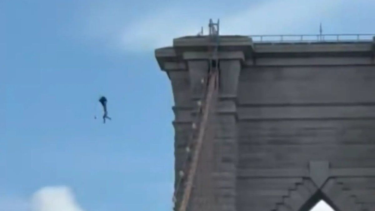 un hombre saltó desnudo desde el puente de Brooklyn con una mochila como paracaídas y sobrevivió