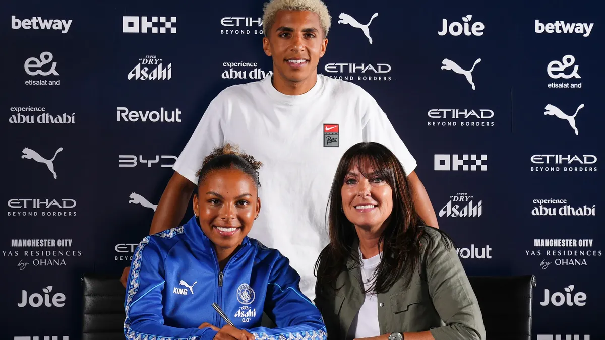 la hermana de una estrella del Manchester City firmó su primer contrato profesional