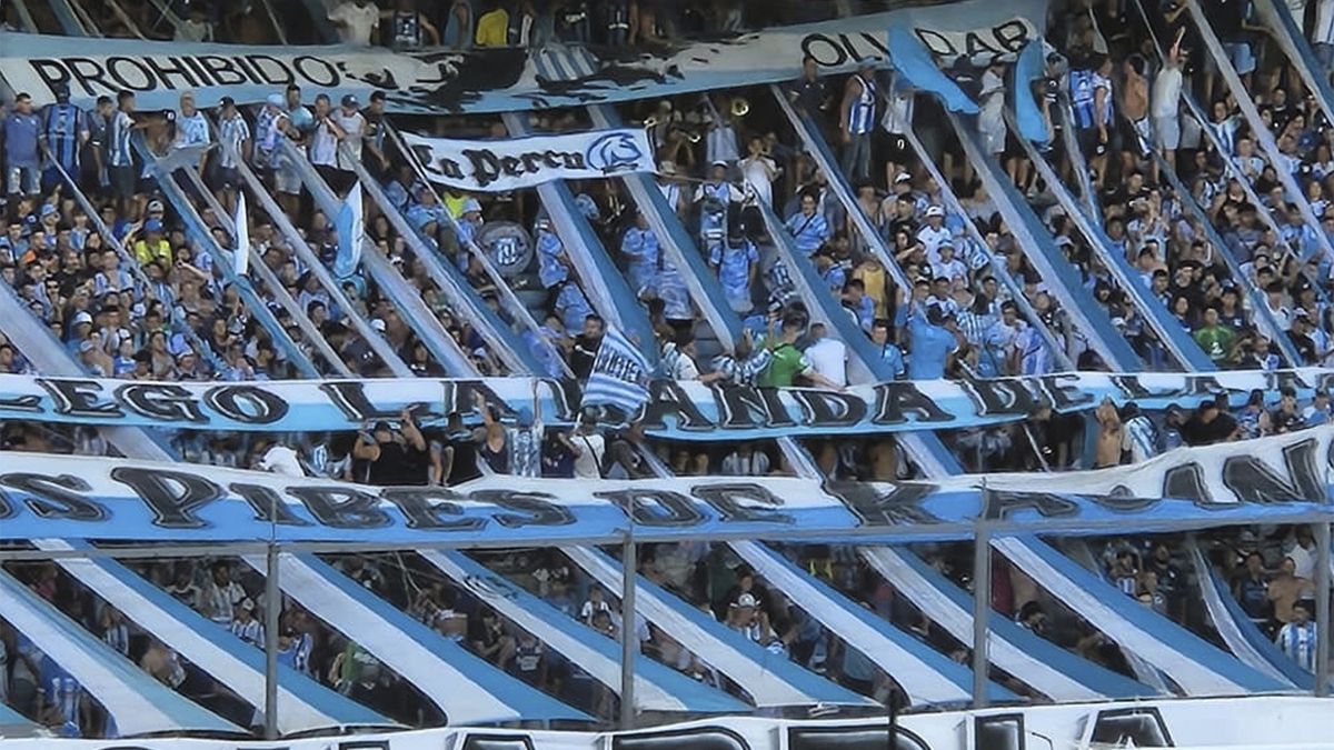 La barra brava de Racing visitó al plantel luego del entrenamiento para manifestar su apoyo