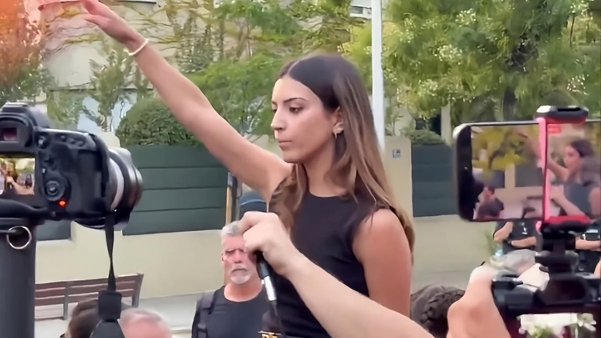 una activista de ultraderecha realizó un saludo nazi durante una protesta por la crisis migratoria en Ceuta