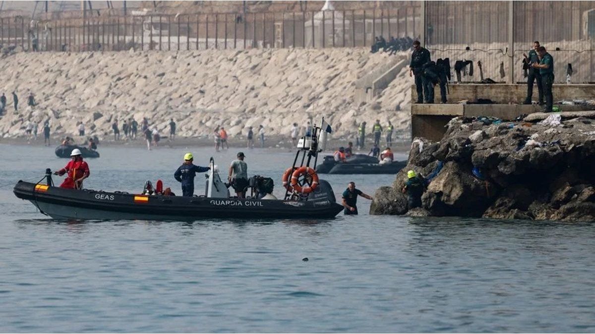 España instaló una barrera flotante en la frontera con Marruecos mientras ascienden a 67 los muertos