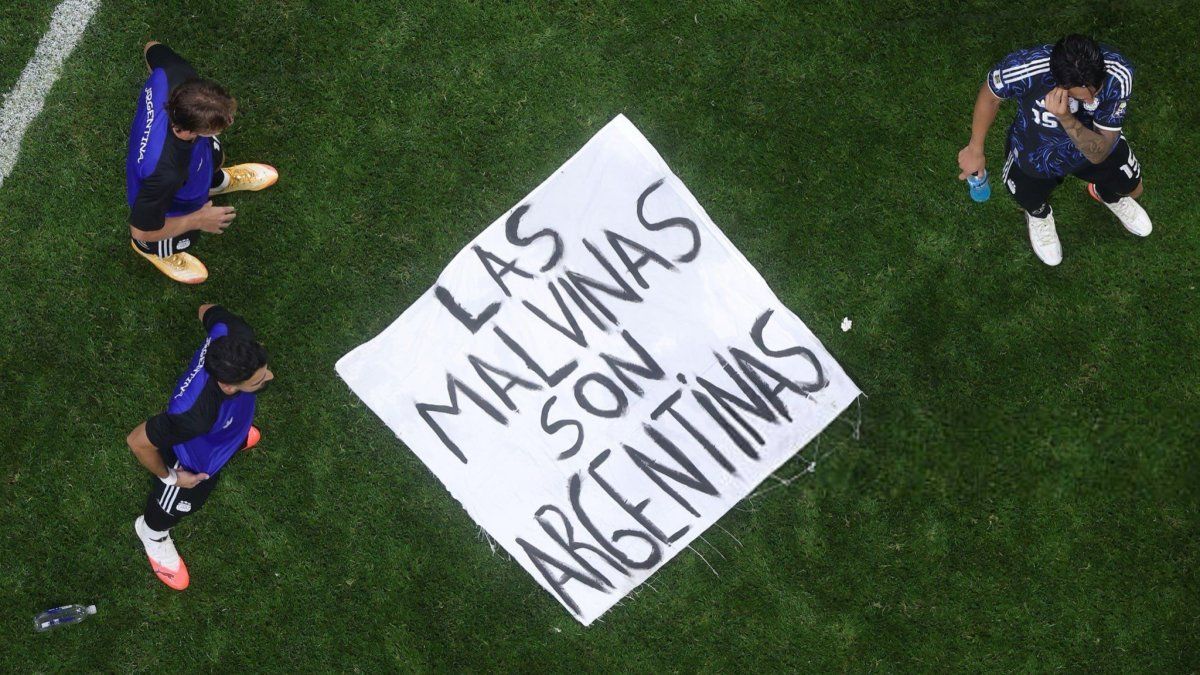 Thiago Almada reveló la historia detrás de la bandera de Malvinas en el Mundial 2026: Eran amigos míos