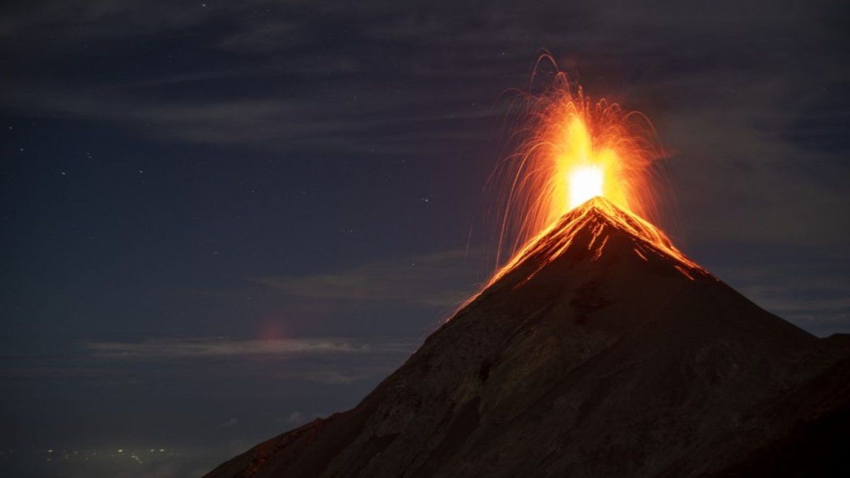 El dilema de los vecinos del volcán de Fuego en Guatemala entre huir o proteger sus casas