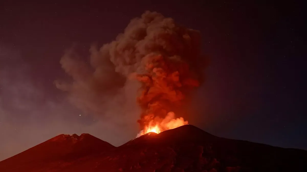 Qué se sabe del volcán de Fuego en Guatemala, ahora activo y con explosiones de lava