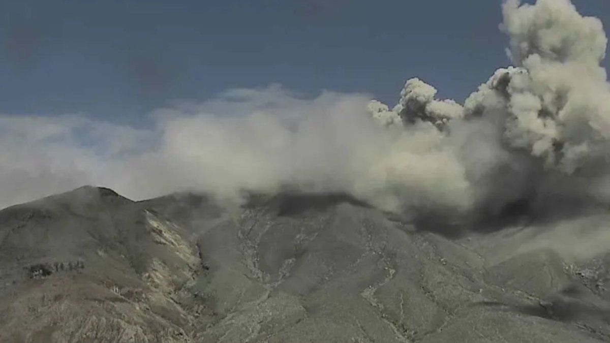 Tras el sismo, el volcán Puracé volvió a emitir ceniza y gases en el suroeste de Colombia