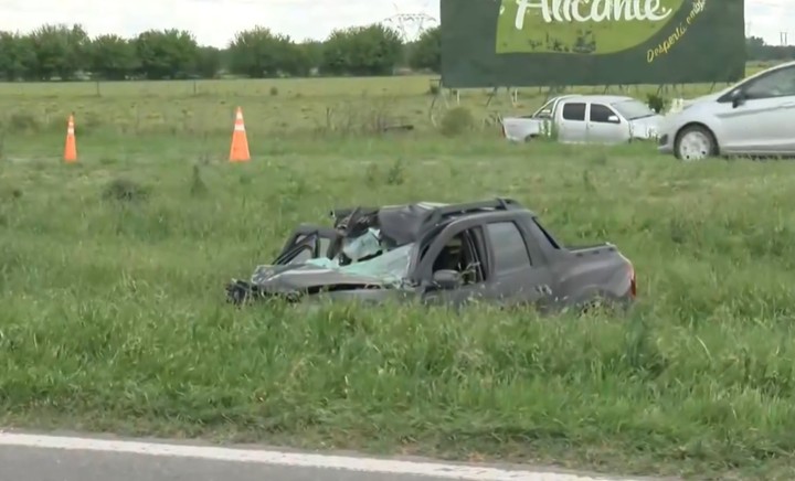 Así quedó la camioneta en la que viajaba la mujer que murió. Foto Captura de video