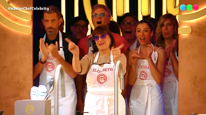 La sorpresa de los participantes al ver al jurado con vestuario atípico. Luego, en la avalancha por conseguir alimentos, Elizabeth Vernaci se cayó al suelo.