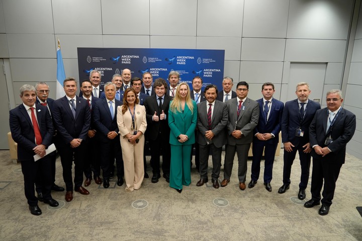 Milei reunió a los 13 gobernadores argentinos que lo acompañaron a París