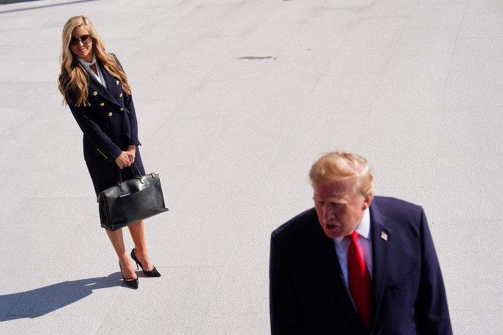 Trump elogió el debut de Zacharia. Ella estaba de pie detrás de él en ese momento. Foto: AP