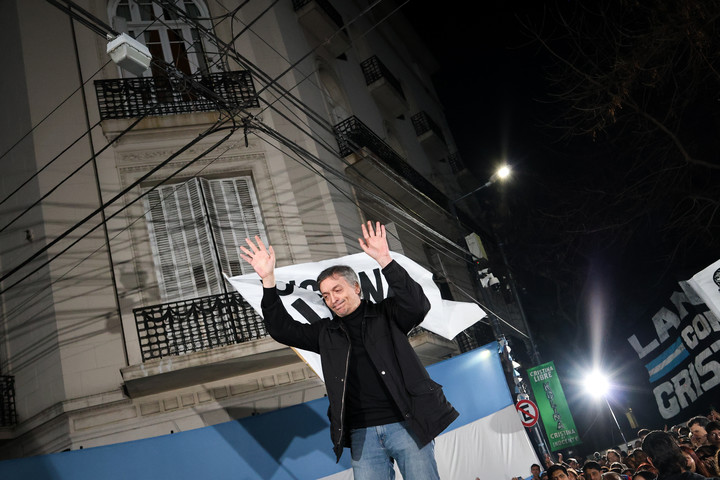 Máximo Kichner frente al edificio en el que Cristina cumple la condena por la Causa Vialidad. Foto: Antonio Becerra Pegoraro.