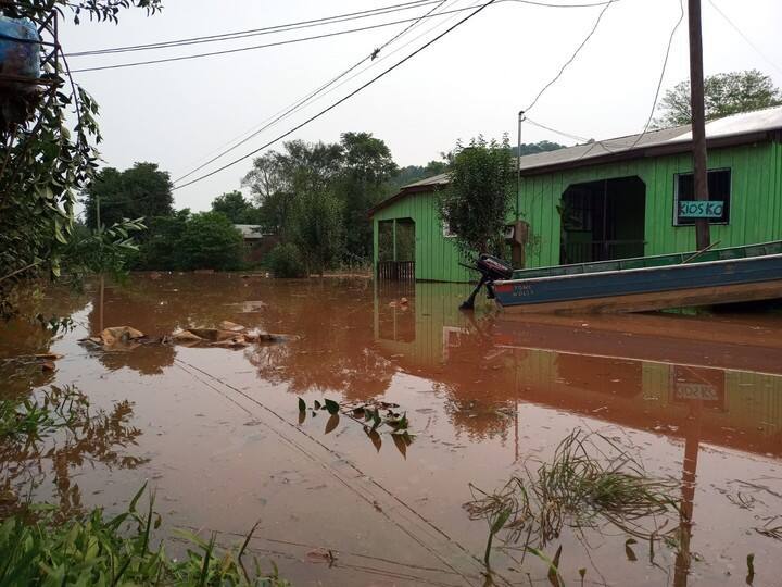 El río Uruguay también crece rápidamente por las lluvias en Brasil y ya son más de un millar los evacuados en El Soberbio, Misiones.