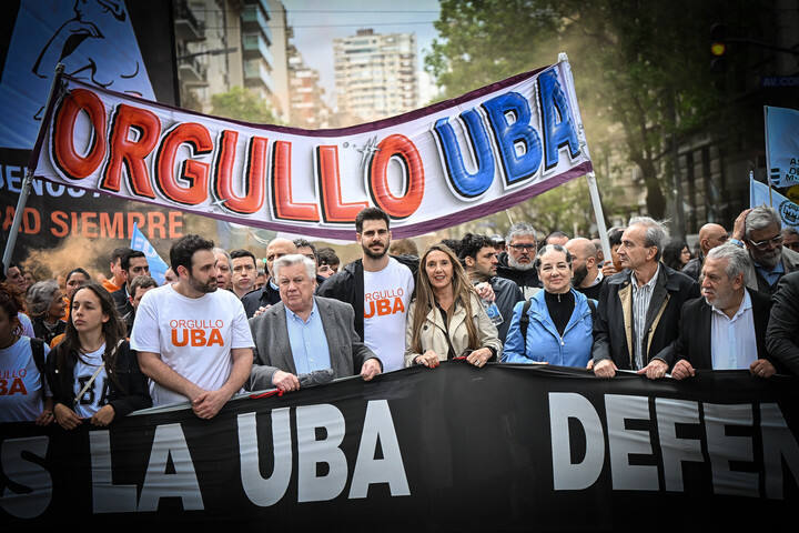 El rector de la UBA, Ricardo Gelpi -de saco gris- en la marcha de ayer. Foto: Federico López Claro