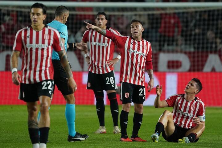 Estudiantes ante Flamengo (Juano Tesone).