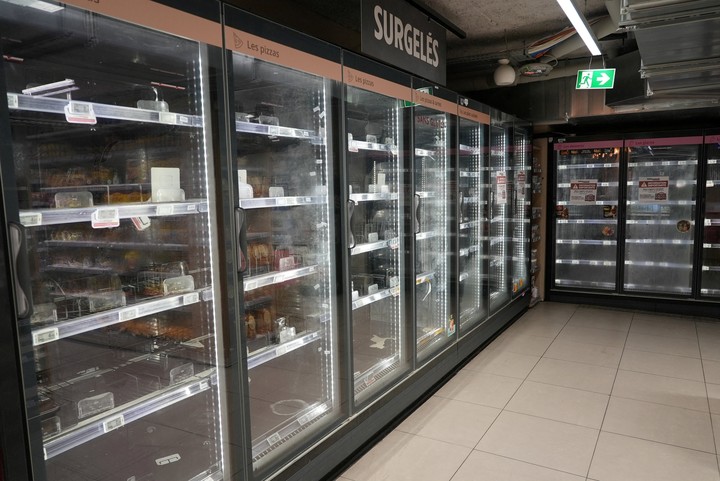 Vista de refrigeradores vacíos en el pasillo de alimentos congelados de un supermercado Intermarché en París. Foto Reuters