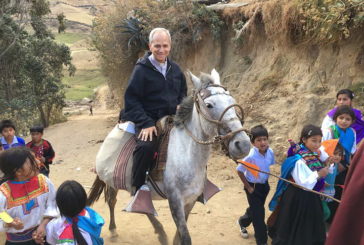 Robert Francis Prevost, montando a caballo en las montañas de Incahuasi, cerca de Chiclayo. Foto AFP