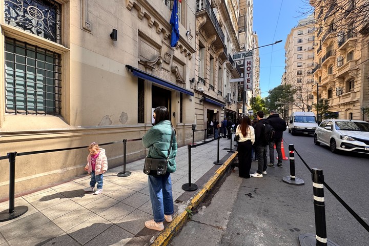 Personas hacen fila en el Consulado General de España en Buenos Aires. Foto: EFE