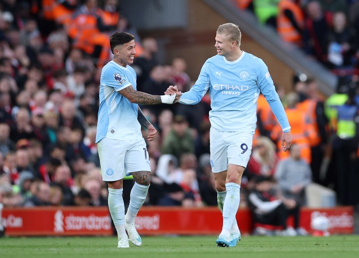Enzo Fernández junto a Erling Haaland (EFE).