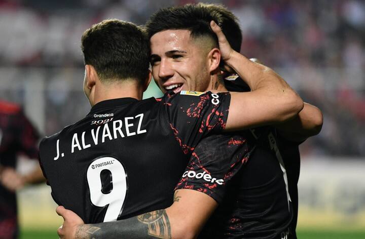 Enzo Fernández y Julián Álvarez festejando un gol en sus etapas en River (fotobaires).
