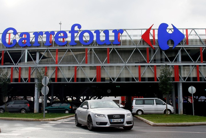 Un automóvil sale de un supermercado Carrefour en Anglet, suroeste de Francia. Foto AP