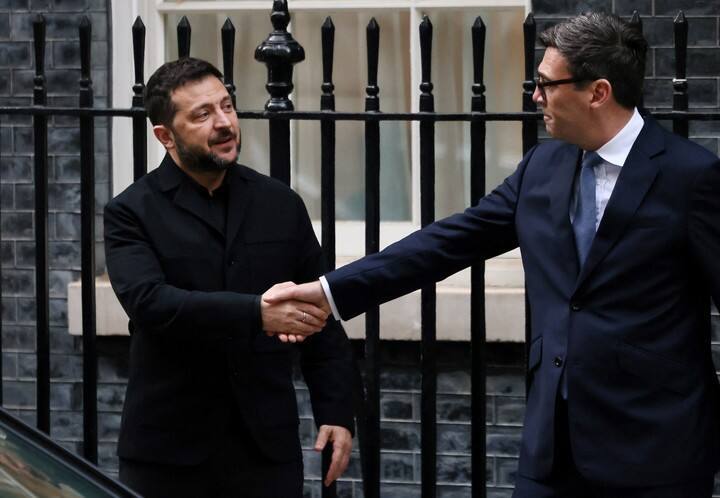 Zelenskiy se despide de Andy Burnham en el 10 de Downing Street. Foto: Reuters