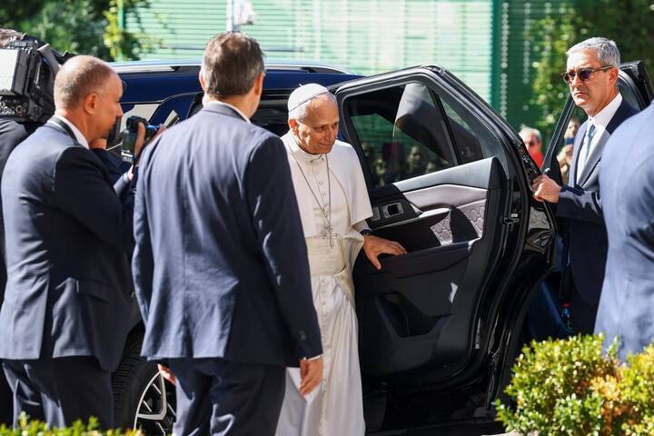 El papa León llega este martes al Hospital Gemelli de Roma. Foto Guglielmo Mangiapane/Reuters