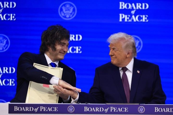 El presidente de Argentina y el presidente de EE.UU. durante la ceremonia de firma de la Junta de la Paz en el Foro Económico Mundial (WEF) en Davos, Suiza.