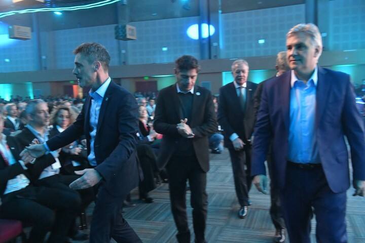 Martín Llaryora, Axel Kicillof e Ignacio Lamothe, del CFI. Foto: Enrique Garçia Medina