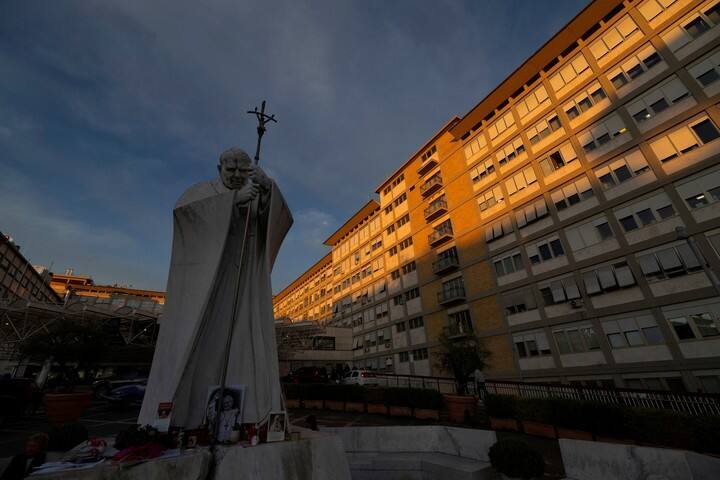 La estatua de Juan Pablo II frente al hospital Gemelli, después de que el Vaticano informara que al papa León se le diagnosticó cáncer de pulmón tras una intervención quirúrgica, en Roma. Foto Reuters