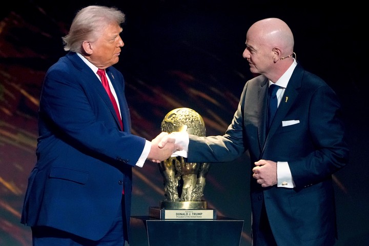 El saludo entre Trump e Infantino, en la entrega del Premio FIFA de la Paz, en diciembre de 2025 (AP / archivo).