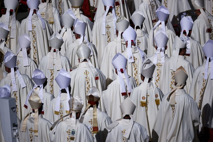 Miembros del clero asisten a una misa oficiada por el cardenal Luis Antonio Tagle. Foto: Reuters