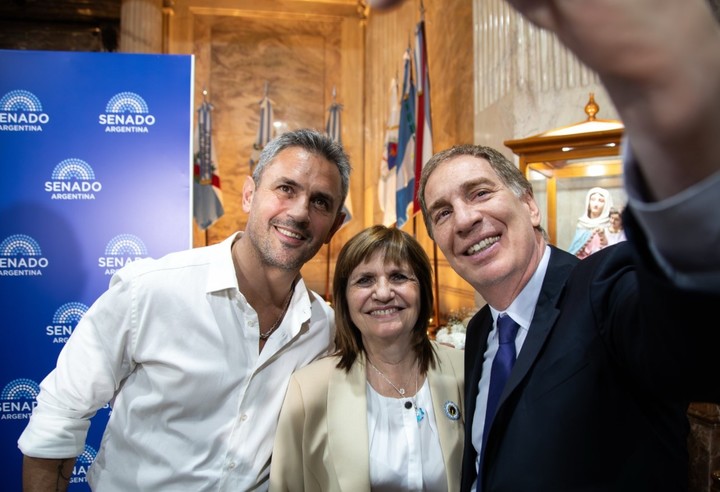 La selfie de Santilli con Martín Menem y Patricia Bullrich en el Senado.