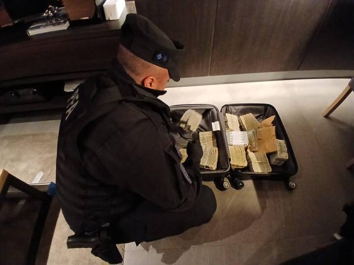 Parte de los millones de dólares que le encontraron a Leal en sus domicilios
