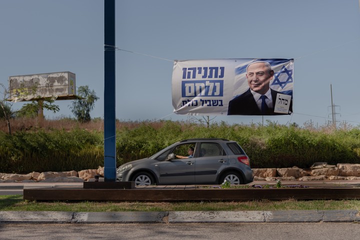Una pancarta de campaña del primer ministro Benjamin Netanyahu, con el lema «Netanyahu lucha por todos», en Sderot, Israel, el 16 de septiembre de 2026. Los israelíes acuden a las urnas en octubre de 2026 con posturas muy diferentes sobre quién es el responsable de no haber evitado los atentados del 7 de octubre: Netanyahu o los generales y jefes de seguridad de las FDI. (Amit Elkayam/The New York Times)