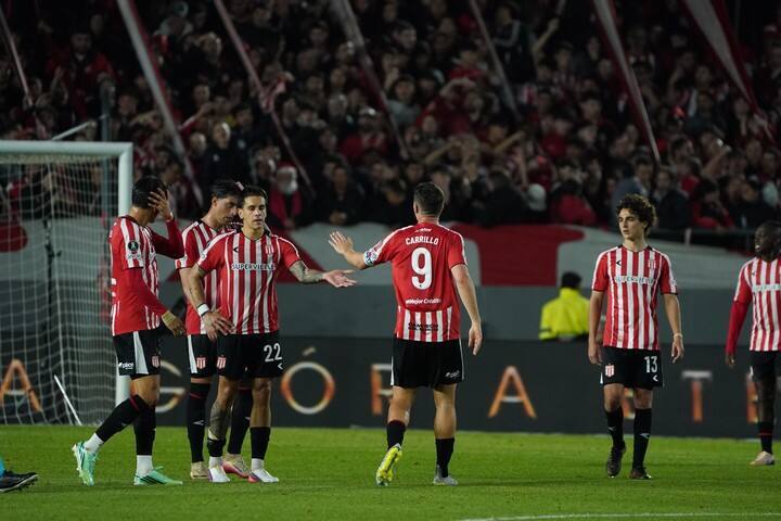 Estudiantes ante Flamengo (Juano Tesone).