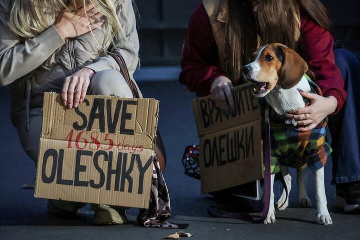 Manifestantes exigen el establecimiento de un corredor humanitario para evacuar a los civiles ucranianos de la ciudad de Oleshky. Foto Reuters/ Alina Smutko.