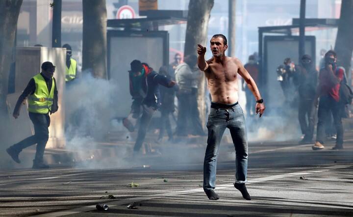 Un manifestante de los "chalecos amarillos" participa en un enfrentamiento con la policía. Foto: EFE/archivo