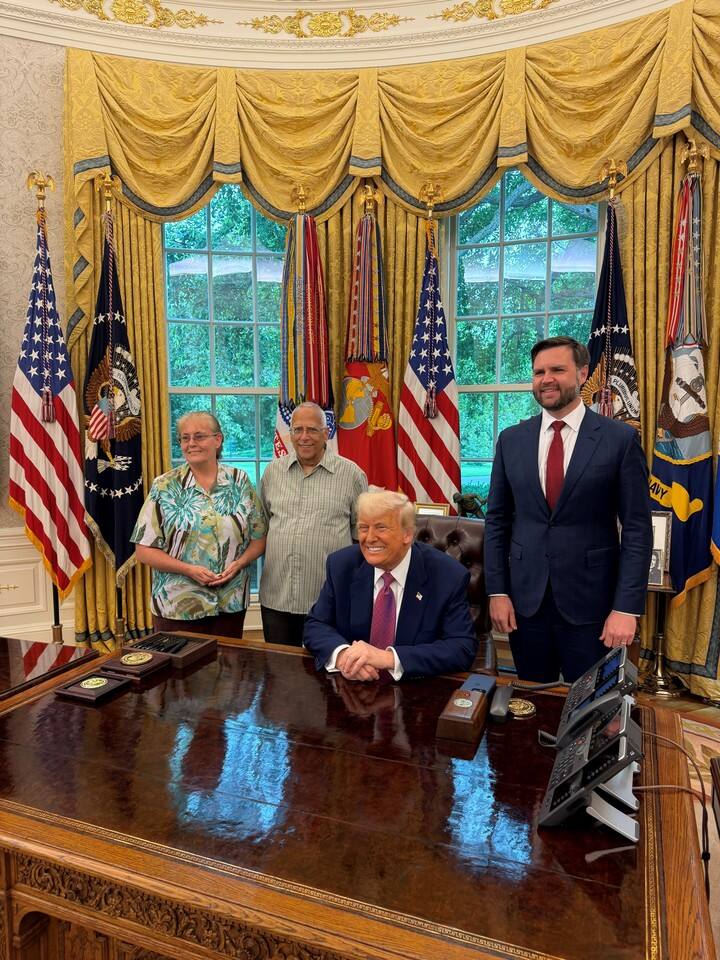 Donald Trump , junto al vicepresidente estadounidense, JD Vance y el hermano mayor del papa León XIV, Louis Prevost (2-i) y su esposa Deborah. Foto  EFE / @margomartin47
