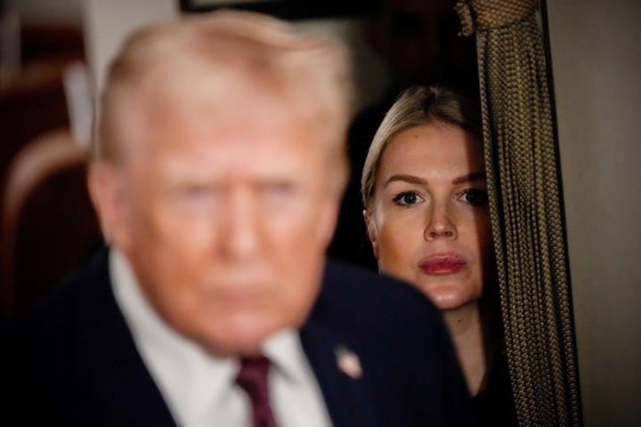 Karoline Leavitt mirá a Trump en el Air Force One. Foto: AP