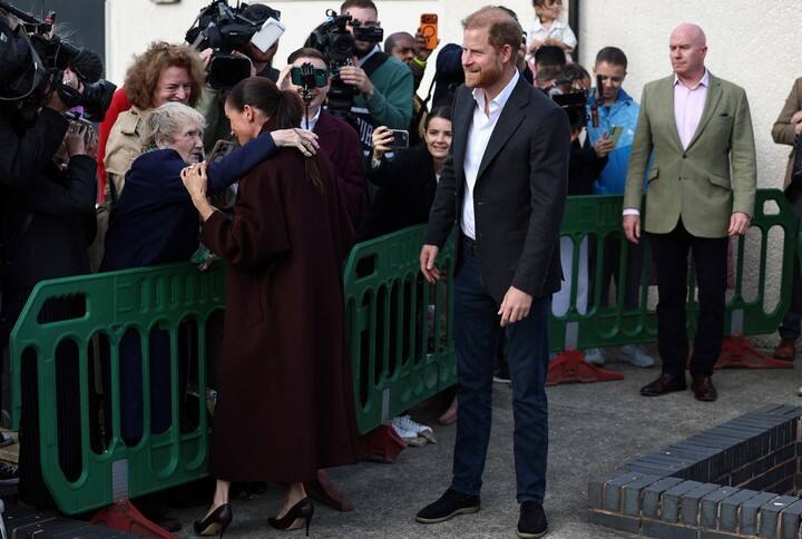 Harry y Meghan saludan a la gente en Nottingham. Foto: EFE