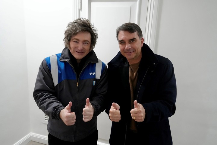 El Presidente Javier Milei junto al senador y candidato a presidente de la República Federativa de Brasil, Flavio Bolsonaro.