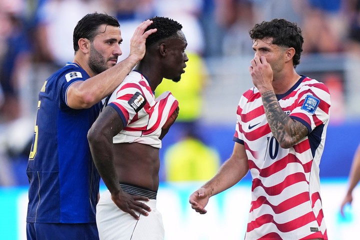 La roja a Balogun ante Bosnia. (AP Photo/Martin Meissner)