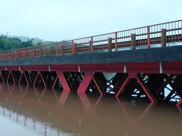 Dos puentes fueron cerrados sobre la ruta nacional 12.