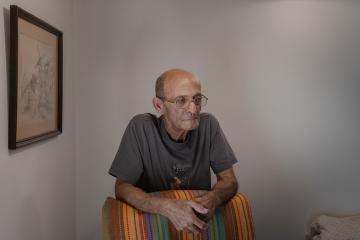 Daniel Rahamim, portavoz del kibutz pastoral Nahal Oz, donde muchos responsabilizan al primer ministro Benjamin Netanyahu de los fallos que condujeron al 7 de octubre, declaró el 16 de septiembre de 2026 que la gestión de Netanyahu en Gaza no es la única razón; Rahamim también señaló los esfuerzos del gobierno por limitar los poderes del poder judicial y la influencia que ejercen sobre él sus aliados judíos ultraortodoxos. (Amit Elkayam/The New York Times)