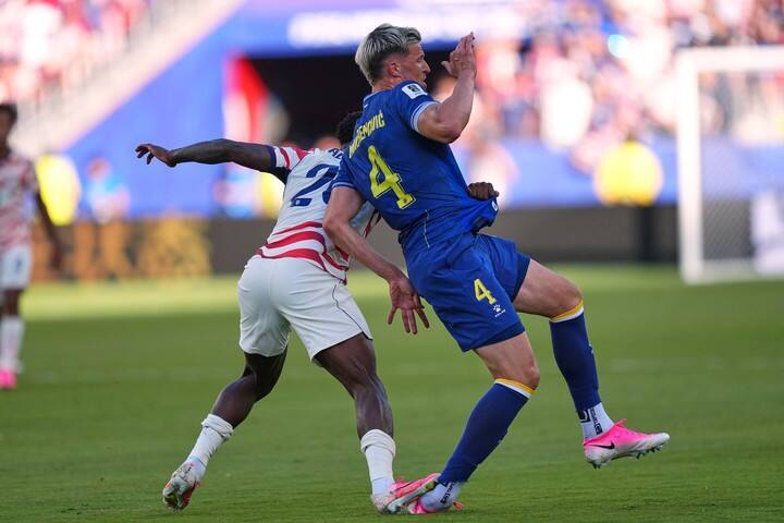 La falta de la polémica: Folarin Balogun contra Tarik Muharemovic, de Bosnia (AP / archivo).