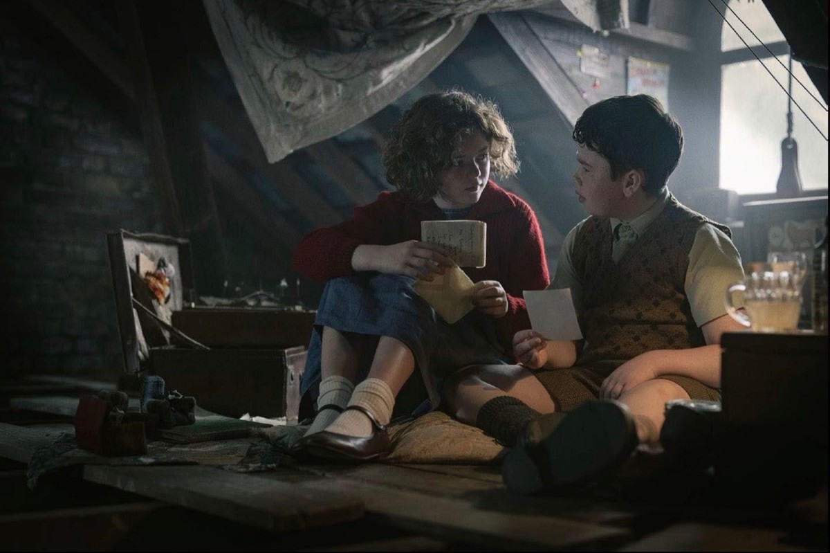 David McKenna interpreta a Digory Kirke y Beatrice Campbell a Polly Plummer en Narnia: El sobrino del mago