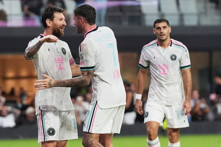 El abrazo de Messi y De Paul (AP).